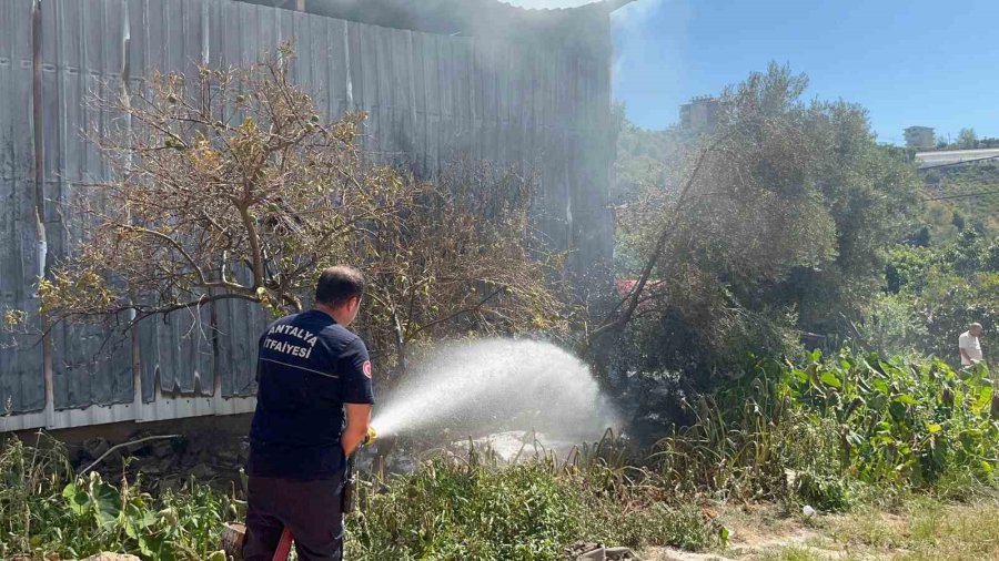 Alanya’da Mobilya Atölyesinde Yangın