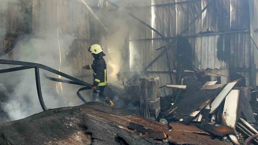 Alanya’da Mobilya Atölyesinde Yangın