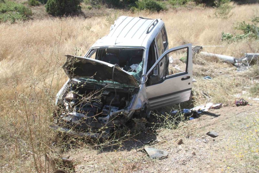 Hafif Ticari Araç Önce Ağaca Sonra Direğe Çarptı: 5 Yaralı