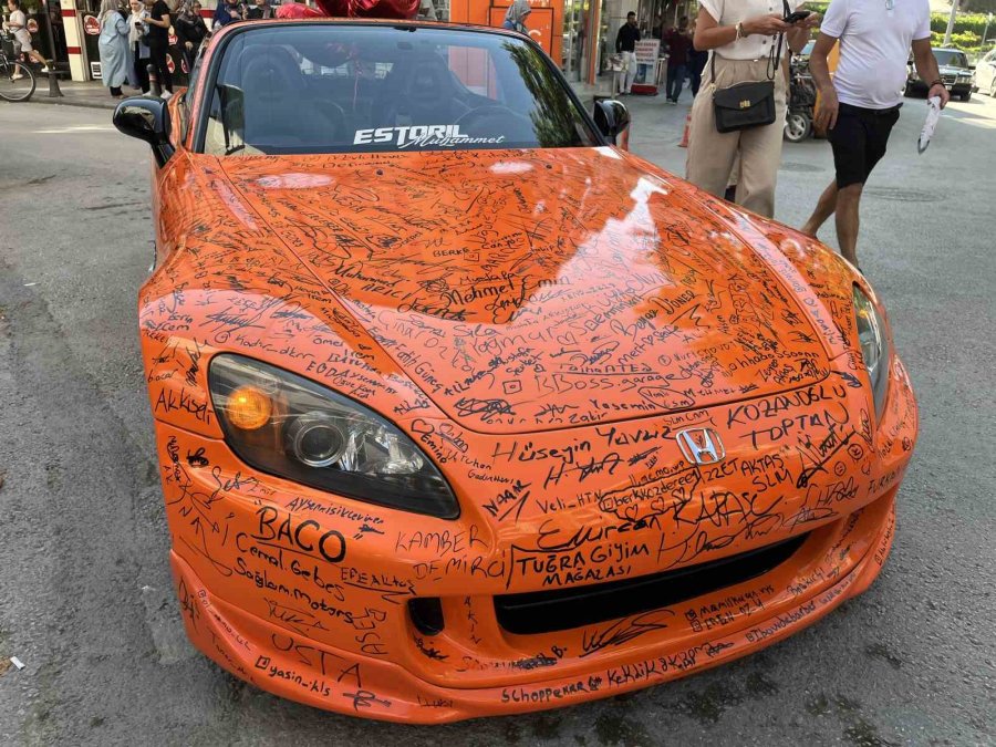 Otomobili Görenler İmza Atmadan Geçmiyor