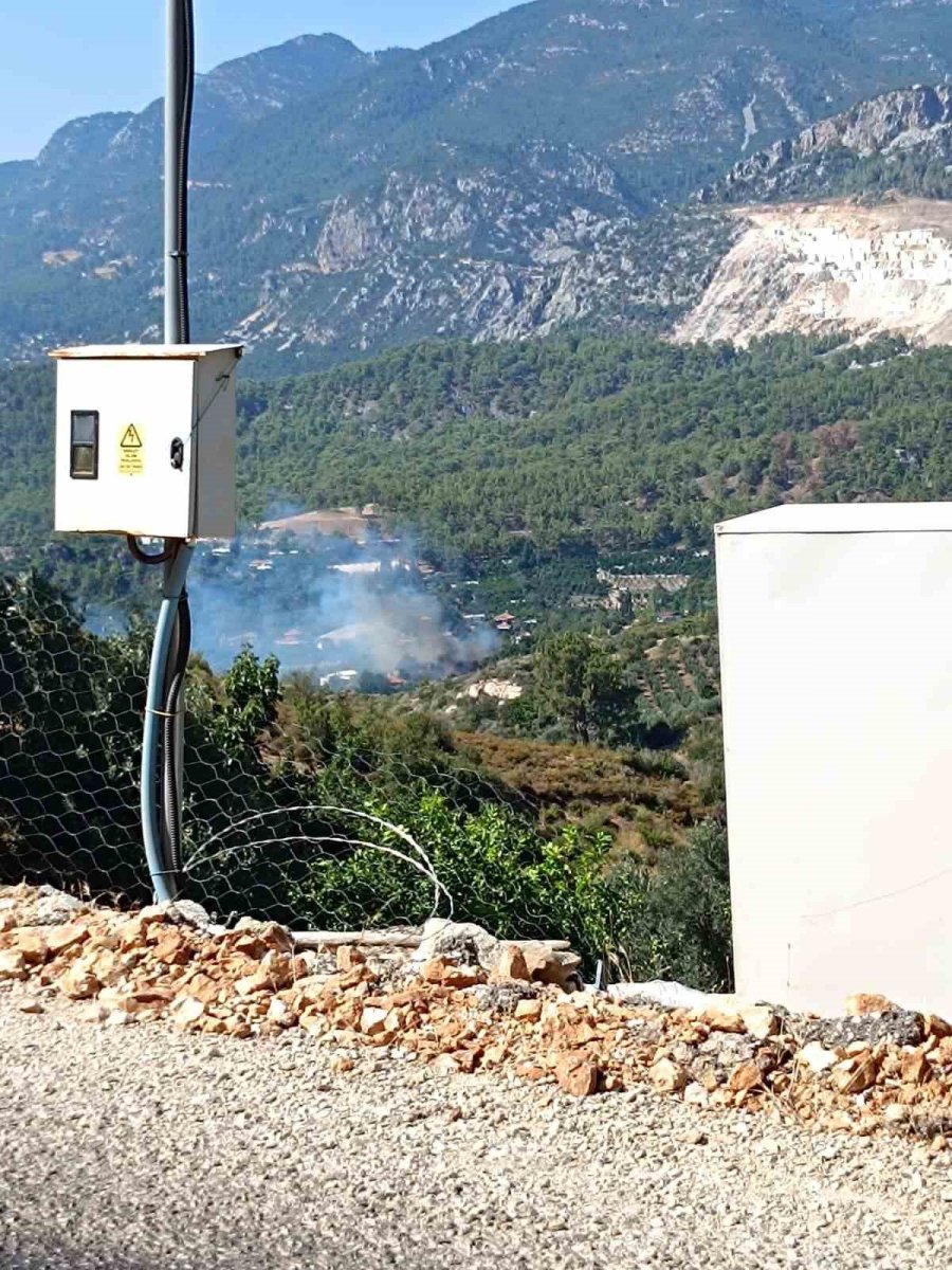 Kumluca’da Örtü Yangını Ormanlık Alana Sıçramadan Söndürüldü