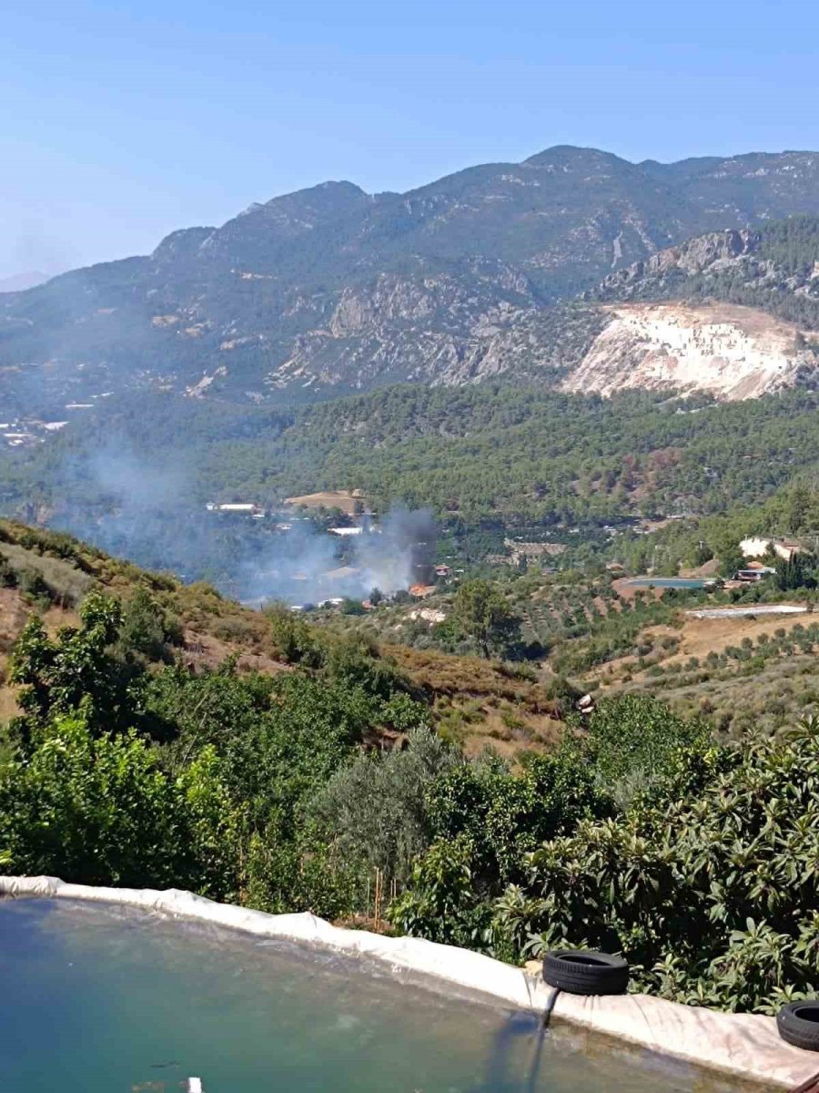Kumluca’da Örtü Yangını Ormanlık Alana Sıçramadan Söndürüldü