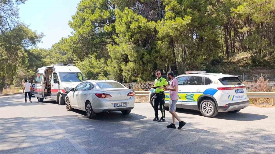 Motosikletle Otomobil Çarpıştı: 2 Yaralı