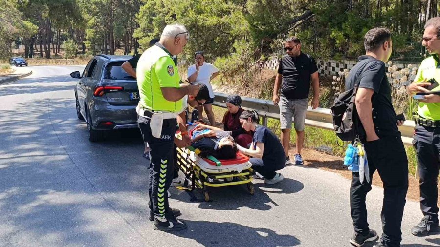 Motosikletle Otomobil Çarpıştı: 2 Yaralı