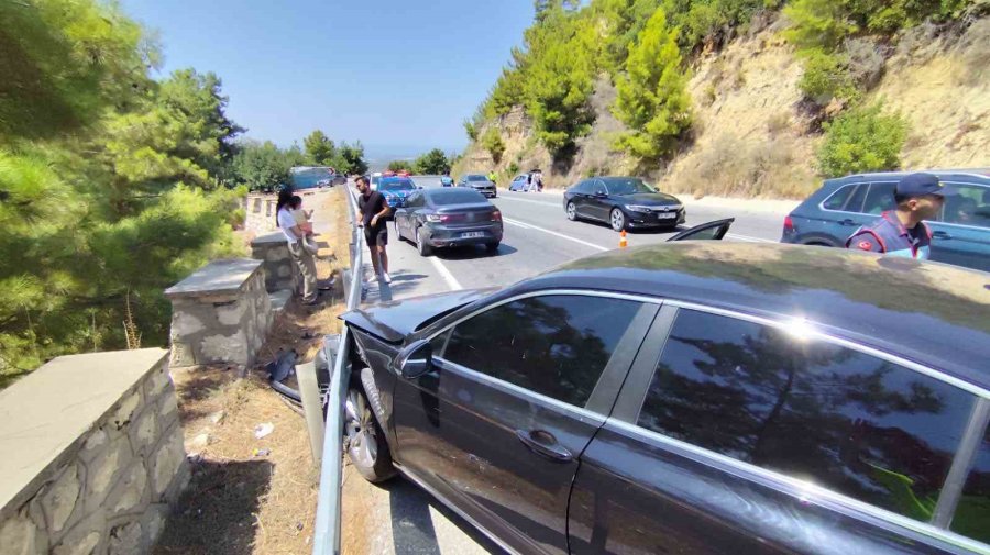 Manavgat’ta 4 Araçlı Zincirleme Kaza: 1 Yaralı