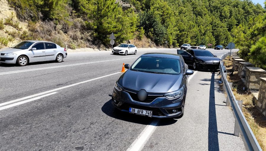 Manavgat’ta 4 Araçlı Zincirleme Kaza: 1 Yaralı