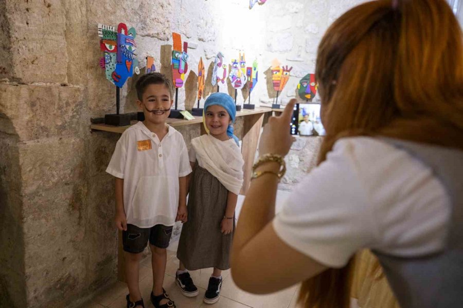 Çocuk Gelişim Merkezlerinde Eğitim Alan Miniklerin Eserleri Tarsus’ta Sergileniyor