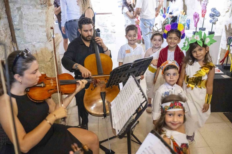 Çocuk Gelişim Merkezlerinde Eğitim Alan Miniklerin Eserleri Tarsus’ta Sergileniyor