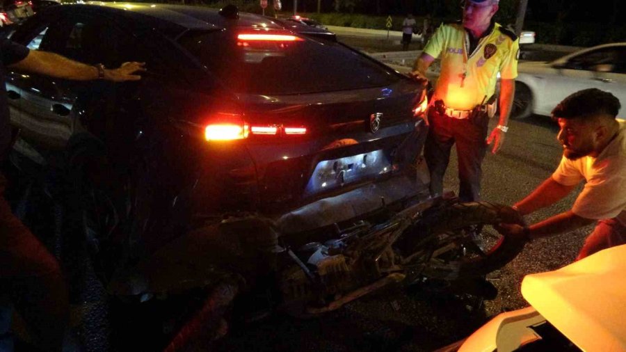 Zincirleme Kazada Motosikletli Genç Kız Yaralandı, Sürücü Olay Yerinden Kaçtı