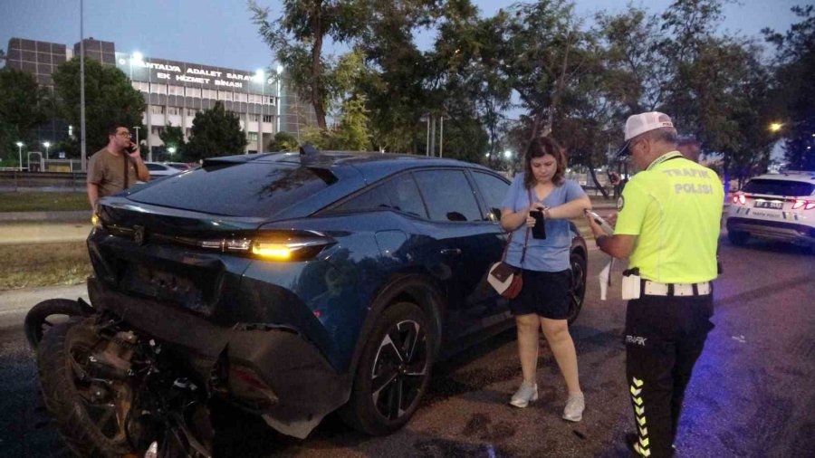 Zincirleme Kazada Motosikletli Genç Kız Yaralandı, Sürücü Olay Yerinden Kaçtı