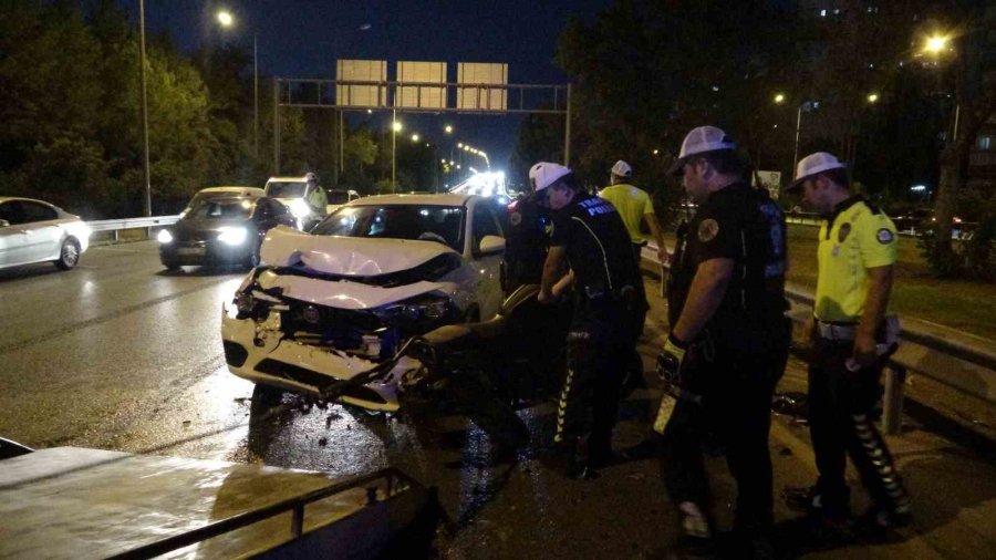 Zincirleme Kazada Motosikletli Genç Kız Yaralandı, Sürücü Olay Yerinden Kaçtı