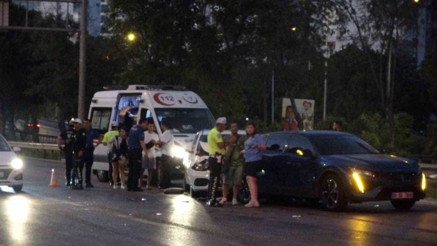 Zincirleme Kazada Motosikletli Genç Kız Yaralandı, Sürücü Olay Yerinden Kaçtı