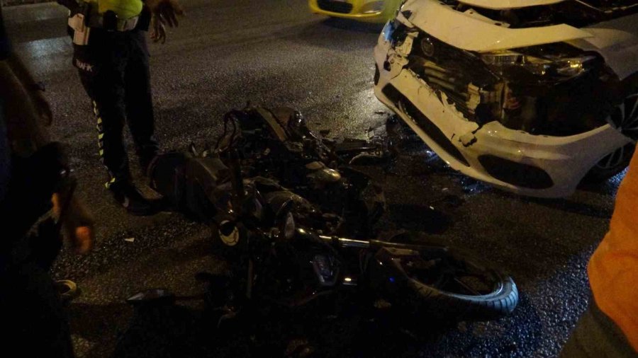 Zincirleme Kazada Motosikletli Genç Kız Yaralandı, Sürücü Olay Yerinden Kaçtı