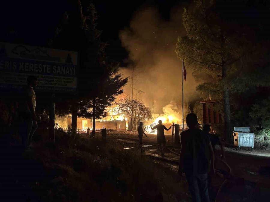Antalya’da Kereste Fabrikasının Lojmanı Alev Alev Yandı, Büyük Panik Yaşandı