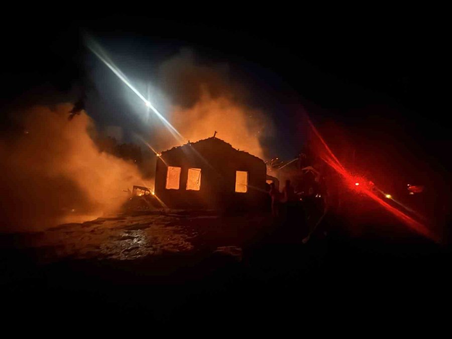 Antalya’da Kereste Fabrikasının Lojmanı Alev Alev Yandı, Büyük Panik Yaşandı