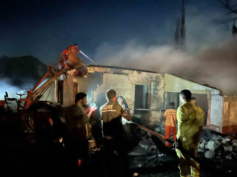 Antalya’da Kereste Fabrikasının Lojmanı Alev Alev Yandı, Büyük Panik Yaşandı