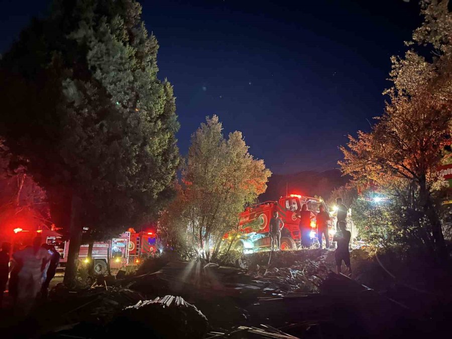 Antalya’da Kereste Fabrikasının Lojmanı Alev Alev Yandı, Büyük Panik Yaşandı