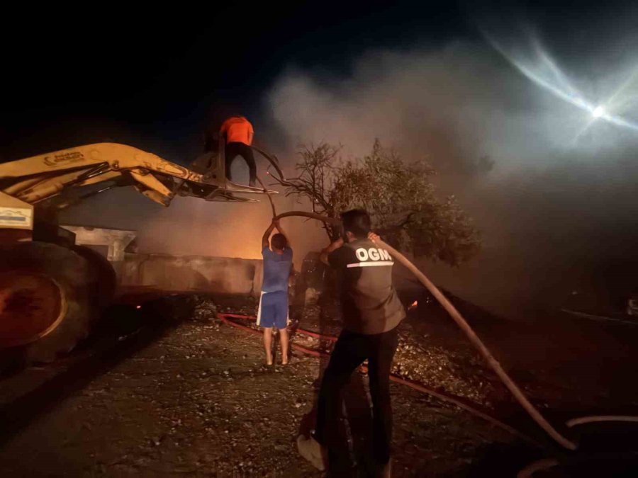 Antalya’da Kereste Fabrikasının Lojmanı Alev Alev Yandı, Büyük Panik Yaşandı