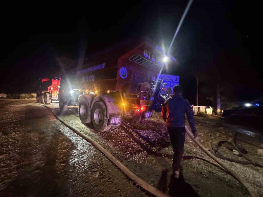 Antalya’da Kereste Fabrikasının Lojmanı Alev Alev Yandı, Büyük Panik Yaşandı