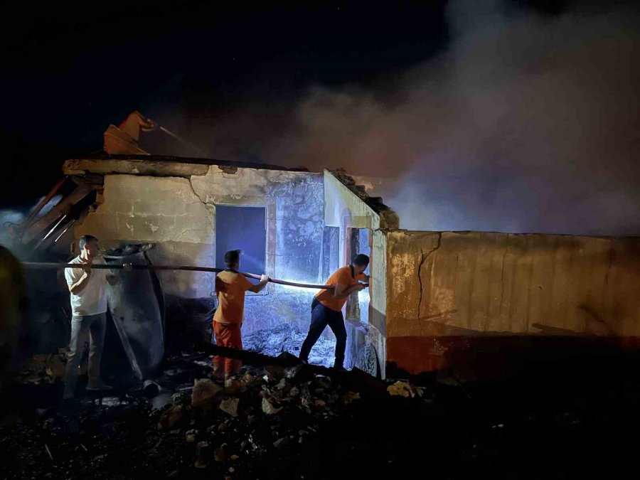 Antalya’da Kereste Fabrikasının Lojmanı Alev Alev Yandı, Büyük Panik Yaşandı