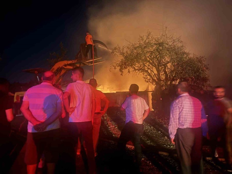 Antalya’da Kereste Fabrikasının Lojmanı Alev Alev Yandı, Büyük Panik Yaşandı