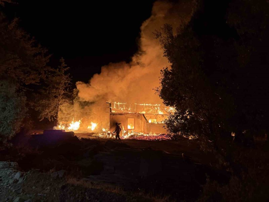 Antalya’da Kereste Fabrikasının Lojmanı Alev Alev Yandı, Büyük Panik Yaşandı