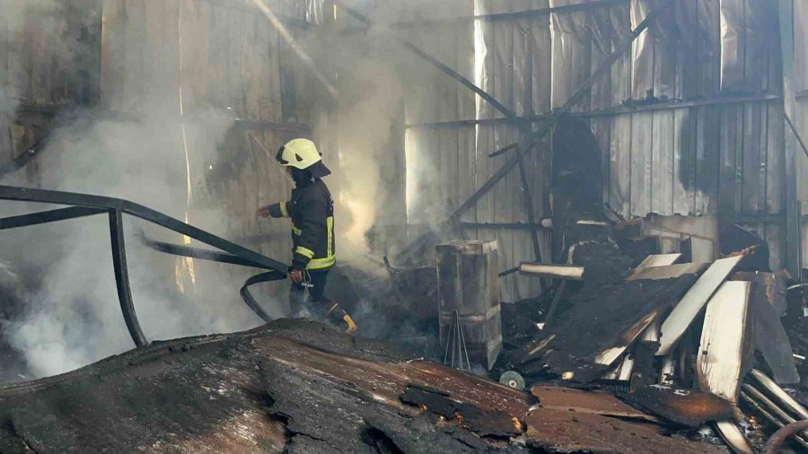 Alanya’da Mobilya Atölyesinin Kundaklandığı Anlar Güvenlik Kamerasında