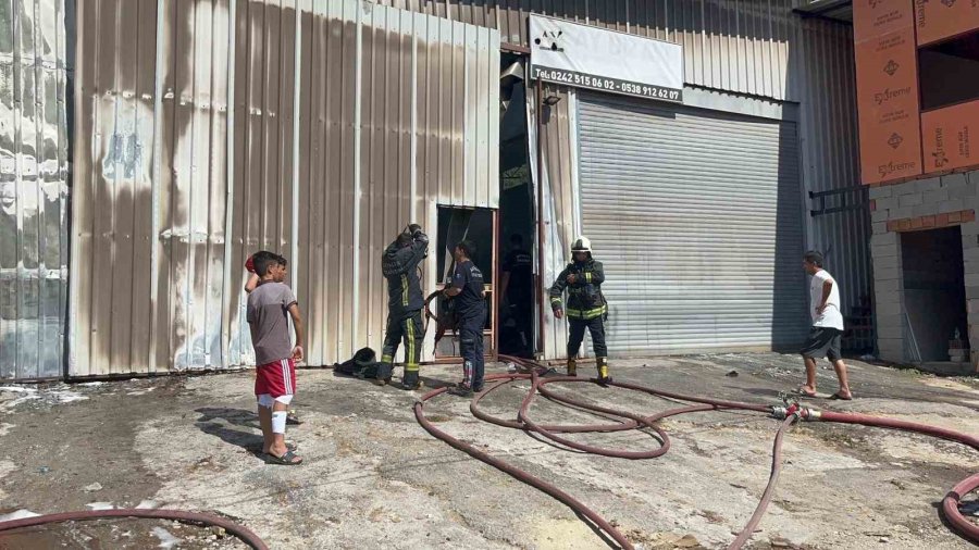 Alanya’da Mobilya Atölyesinin Kundaklandığı Anlar Güvenlik Kamerasında