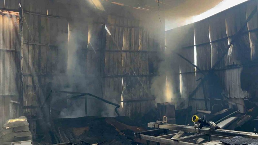 Alanya’da Mobilya Atölyesinin Kundaklandığı Anlar Güvenlik Kamerasında