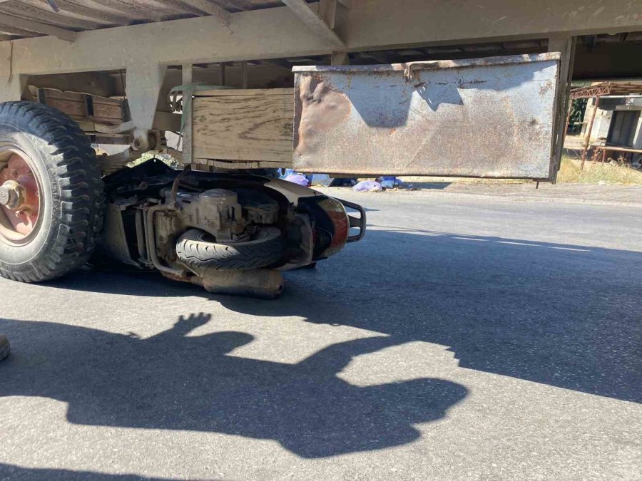 Traktörle Çarpışıp Römorkun Altında Kalan Motosikletin Sürücüsü Ölümden Döndü