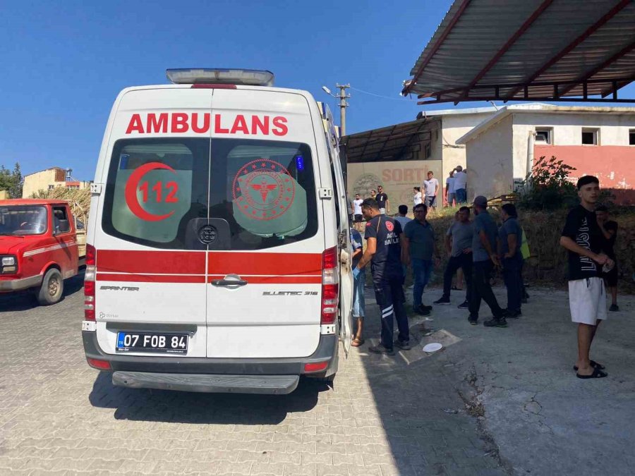Traktörle Çarpışıp Römorkun Altında Kalan Motosikletin Sürücüsü Ölümden Döndü