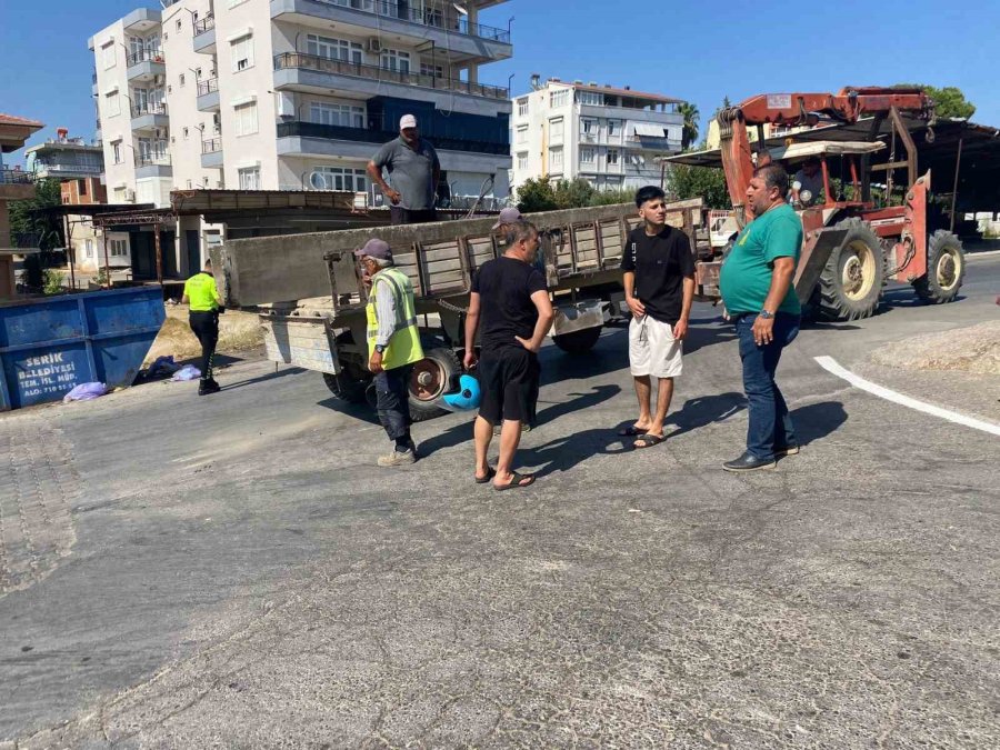 Traktörle Çarpışıp Römorkun Altında Kalan Motosikletin Sürücüsü Ölümden Döndü
