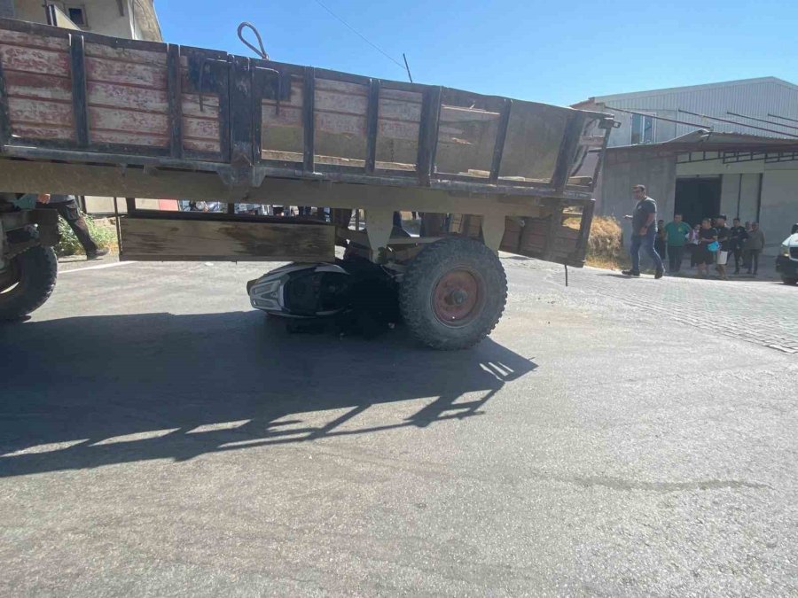 Traktörle Çarpışıp Römorkun Altında Kalan Motosikletin Sürücüsü Ölümden Döndü