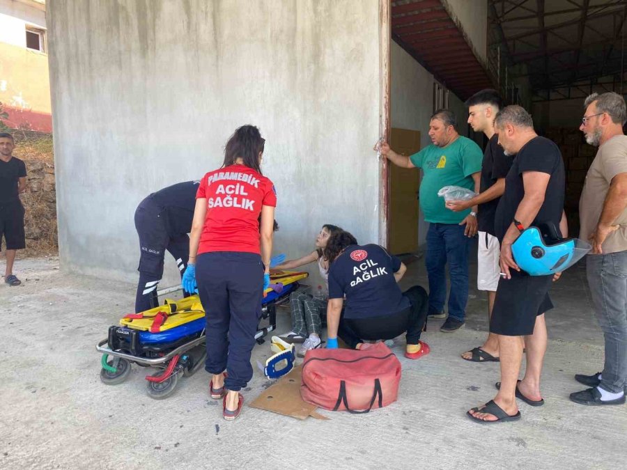 Traktörle Çarpışıp Römorkun Altında Kalan Motosikletin Sürücüsü Ölümden Döndü