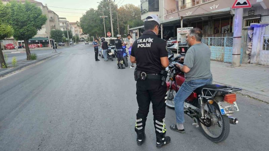 Karaman’da Ruhsatsız Silahlar Ve Bıçaklar Ele Geçirildi