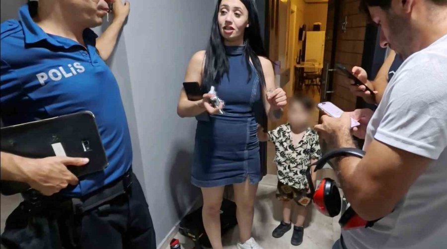 "kapımı Açın" Diye Feryat Etti, Kapı Açılınca Da İçeri Girmedi