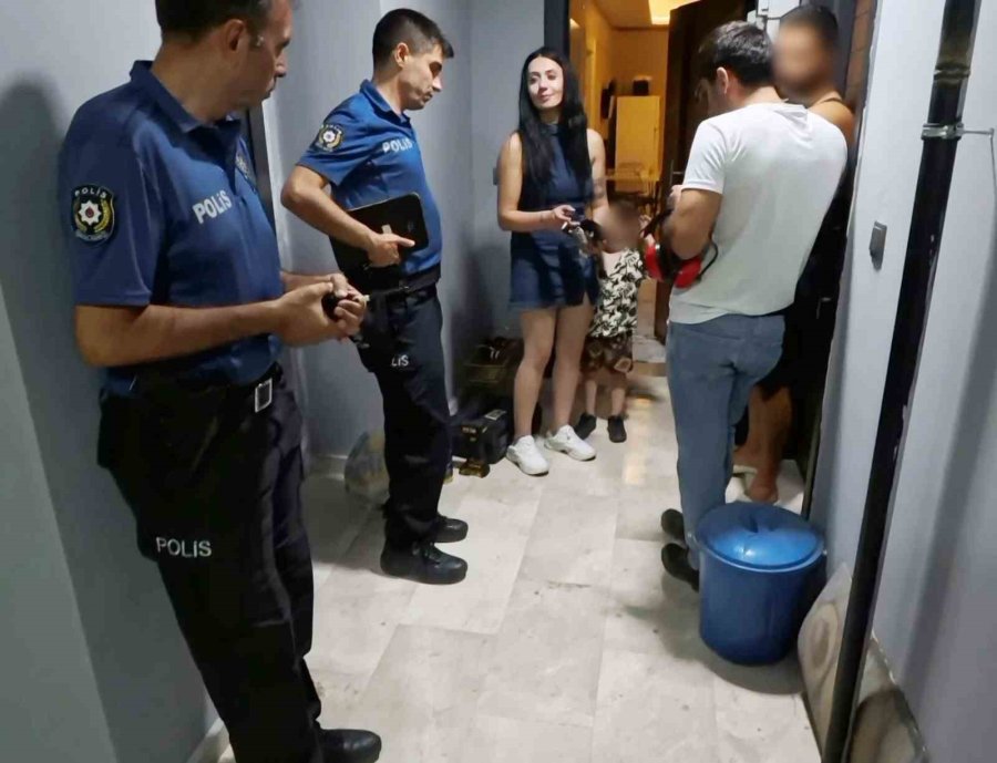 "kapımı Açın" Diye Feryat Etti, Kapı Açılınca Da İçeri Girmedi