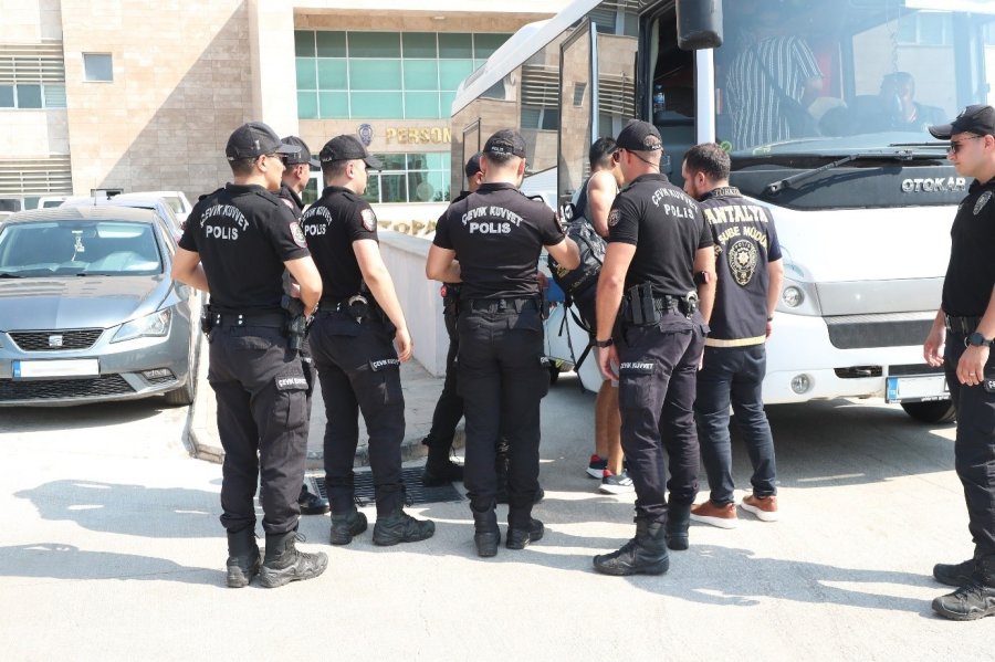 Antalya’da Aranan 125 Şahıs Eş Zamanlı Operasyonla Yakalandı