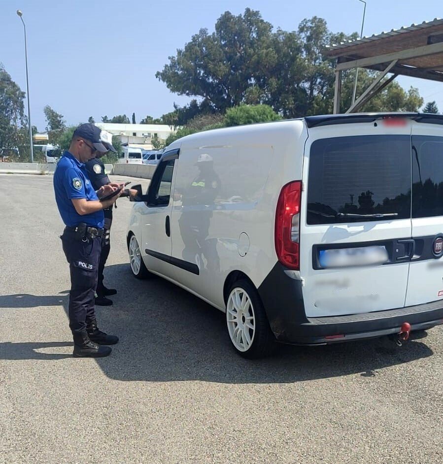 Asayiş Uygulamasında 5 Aranan Araç, 1 Şahıs Ve Narkotik Madde Ele Geçirildi