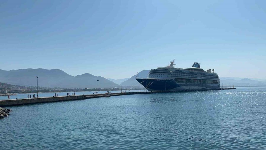 Bin 924 Yolcu 734 Mürettebatlı Dev Gemi Alanya’ya Demir Attı