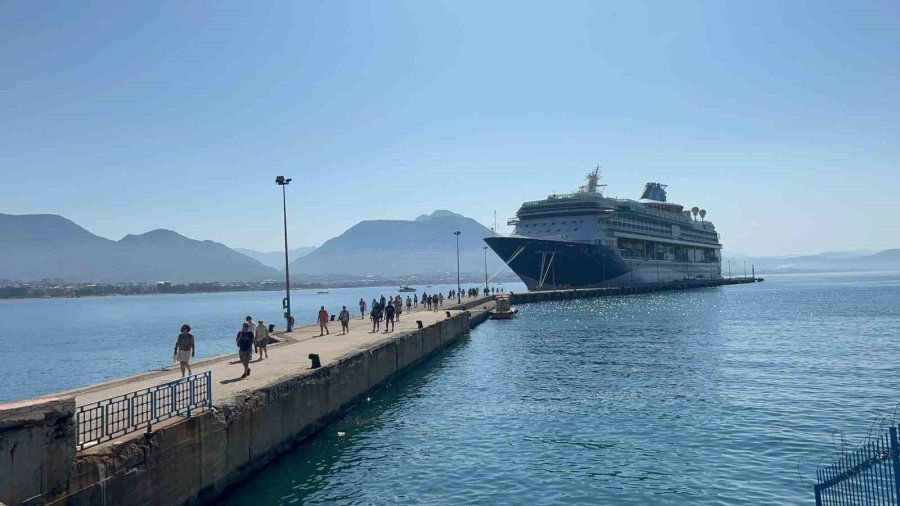 Bin 924 Yolcu 734 Mürettebatlı Dev Gemi Alanya’ya Demir Attı