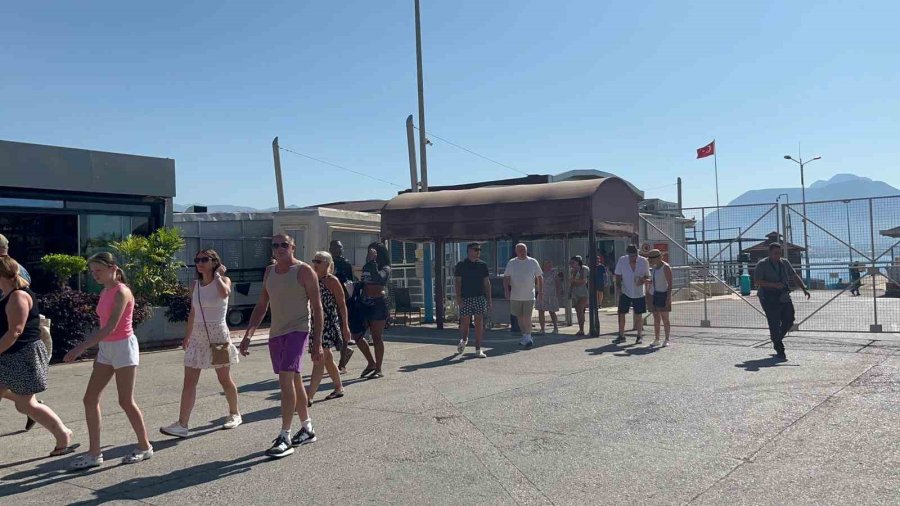 Bin 924 Yolcu 734 Mürettebatlı Dev Gemi Alanya’ya Demir Attı