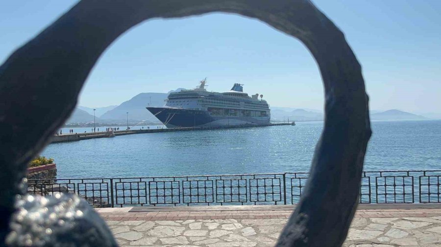 Bin 924 Yolcu 734 Mürettebatlı Dev Gemi Alanya’ya Demir Attı