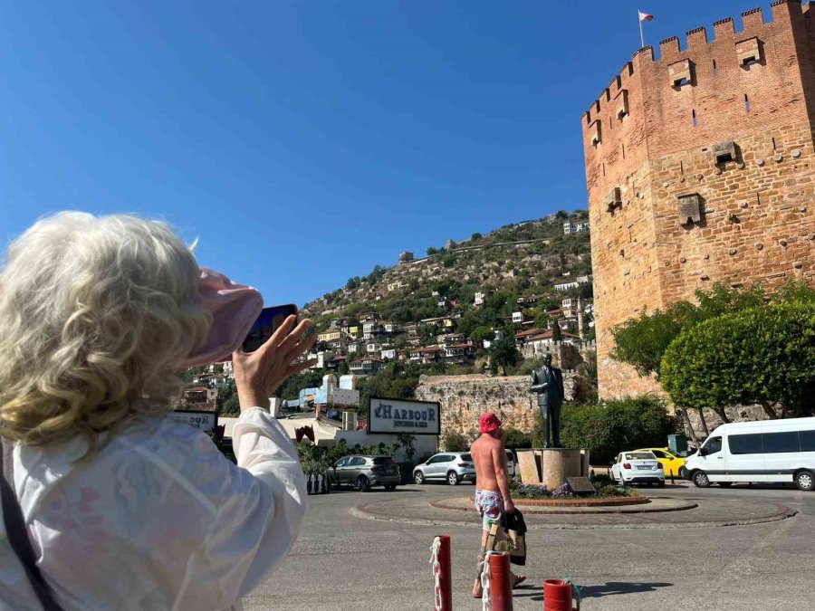 Bin 924 Yolcu 734 Mürettebatlı Dev Gemi Alanya’ya Demir Attı