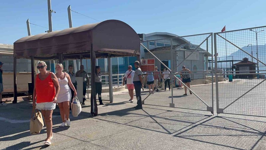 Bin 924 Yolcu 734 Mürettebatlı Dev Gemi Alanya’ya Demir Attı