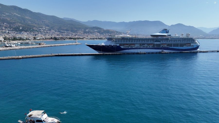 Bin 924 Yolcu 734 Mürettebatlı Dev Gemi Alanya’ya Demir Attı