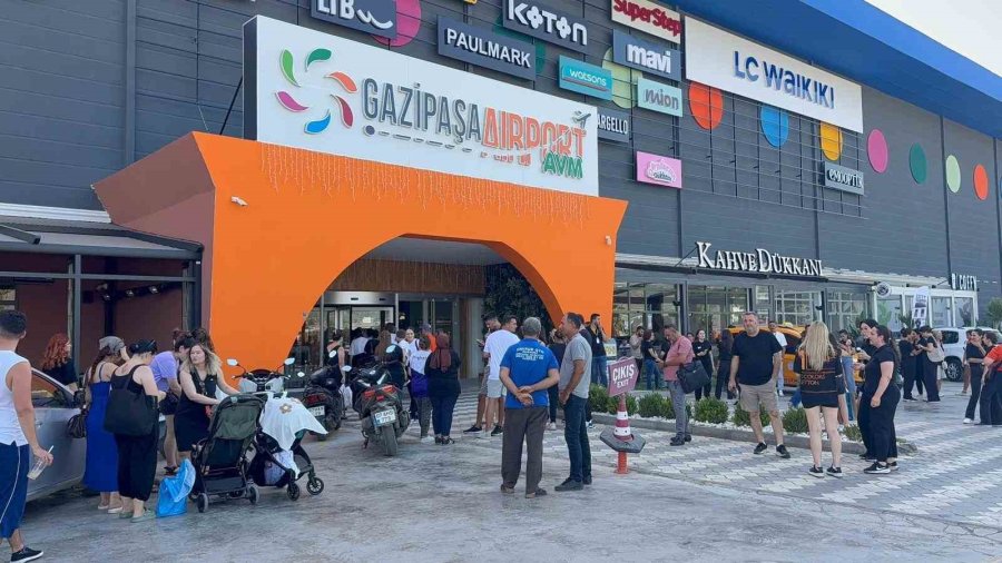 Gazipaşa’da Avm Otoparkında Otomobil Yangını