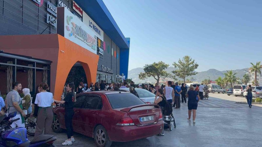 Gazipaşa’da Avm Otoparkında Otomobil Yangını
