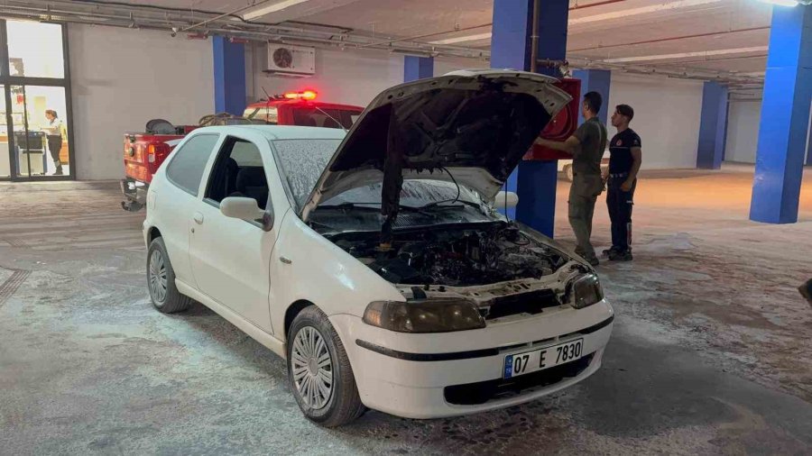 Gazipaşa’da Avm Otoparkında Otomobil Yangını