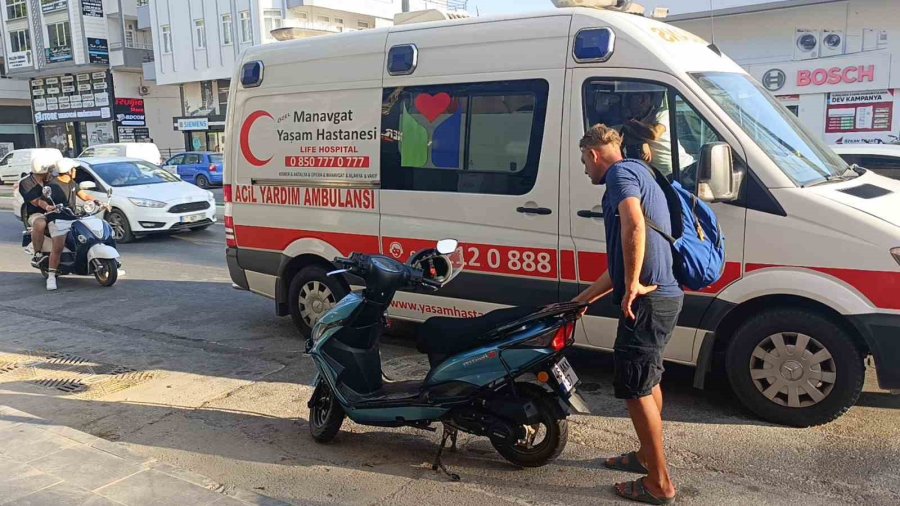 Motorlu Bisiklet, Araca Çarpıp Devrildi: Bisiklet Sürücüsü Yaralandı
